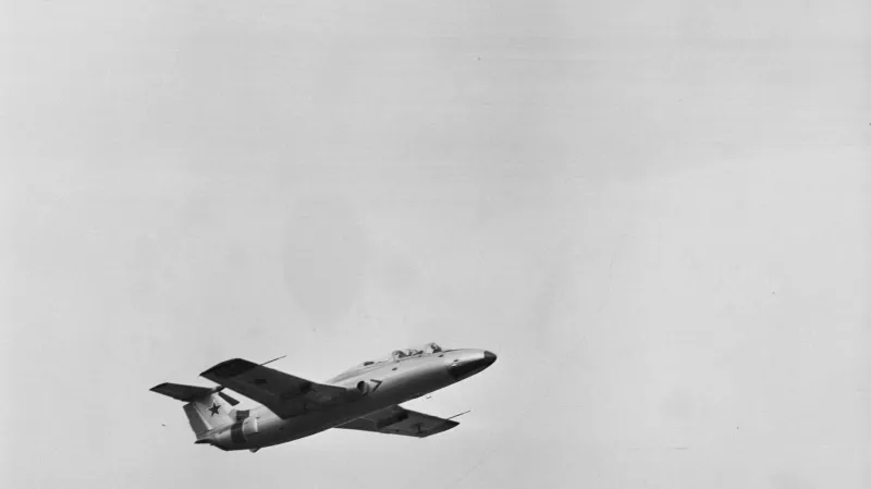 Delfín se sovětskými výsostnými znaky za letu