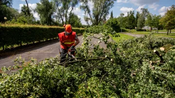 Hasiči odklízejí následky bouřek v Českém Těšíně