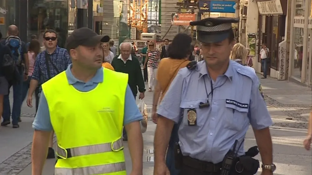 Asistent chodí většinou v doprovodu strážníka