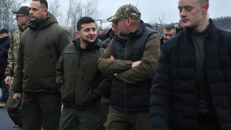 Ukrajinský prezident Volodymyr Zelenskyj při otevření mostu do Luhansku