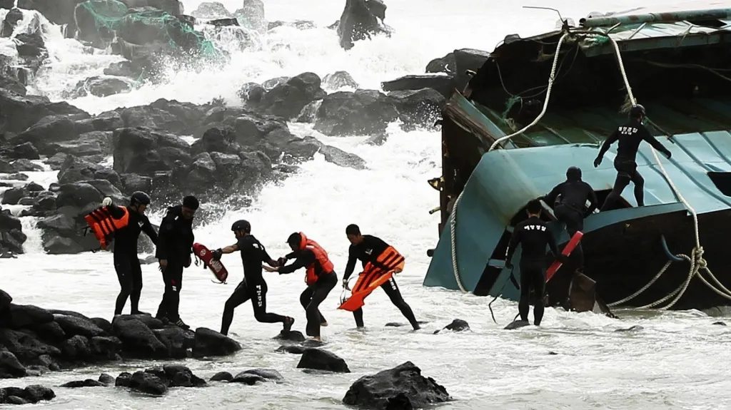 Záchrana čínských rybářů u jihokorejských břehů