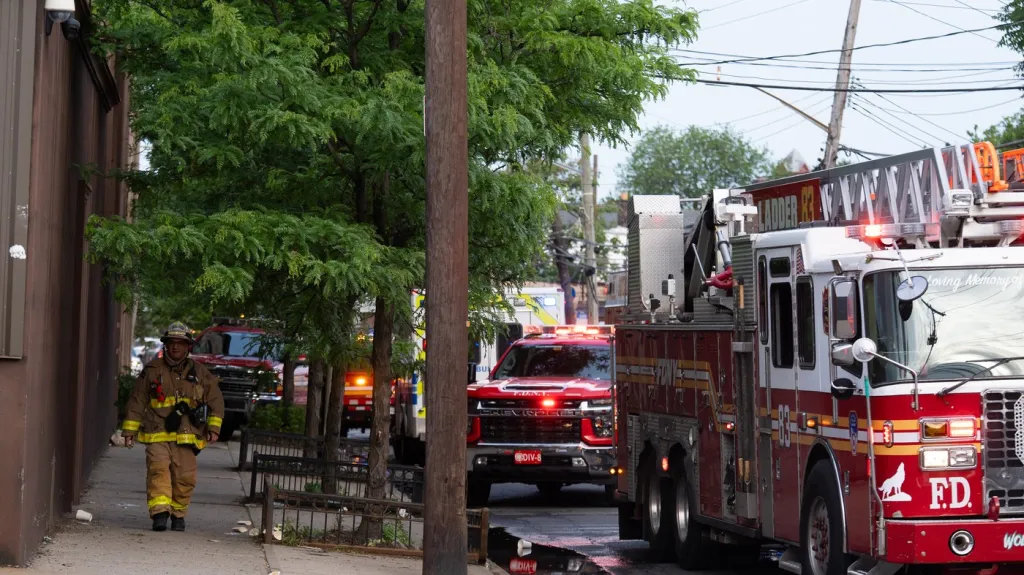 Zásah hasičů u místa výbuchu na newyorském Staten Islandu