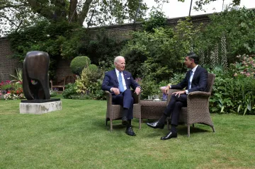 Biden se v Londýně setkal se Sunakem, vzájemné vztahy označil za skálopevné