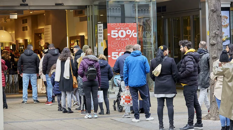 Rakušané vyrazili na poslední chvíli do obchodů. Na nákupní třídě Mariahilferstrasse se tvořily před prodejnami dlouhé fronty
