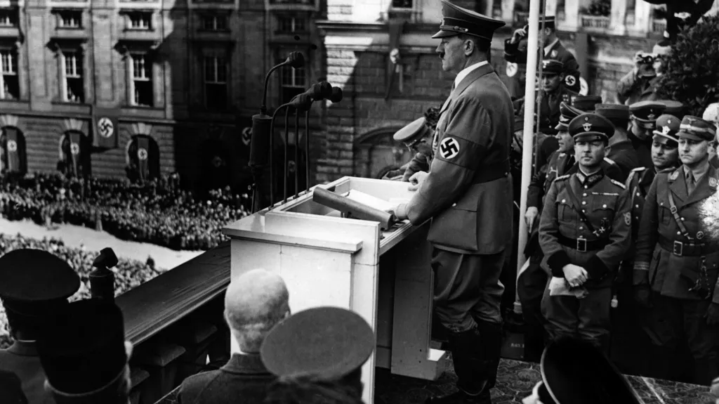 Adolf Hitler z terasy Hofbugu oznamuje anšlus Rakouska