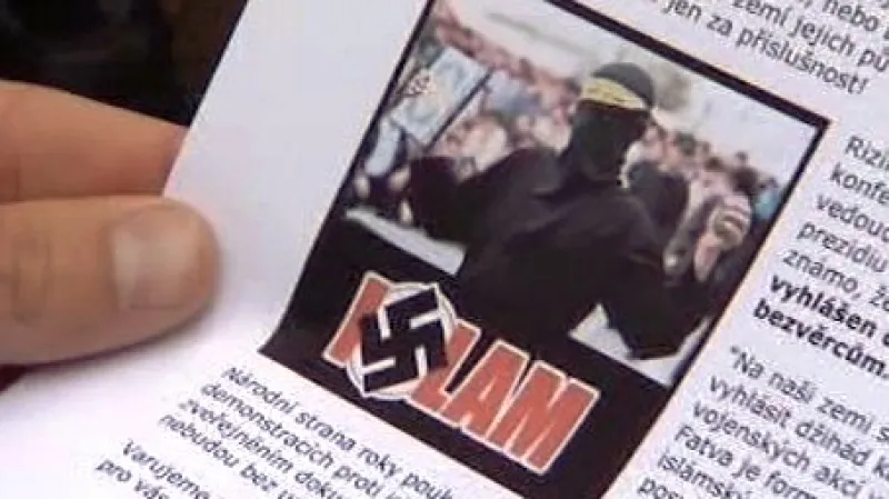 Před mešitou v Brně se sešla desítka příznivců krajně pravicové Národní strany.