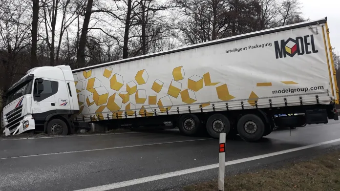 Silnici u Lutoniny zablokoval kamion, který na ledovce dostal smyk