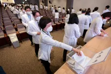 Jižní Korea chce víc studentů medicíny, mladí lékaři dávají výpovědi