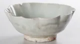 Miska ve tvaru květu. Tzv. bílá keramika je považována za předchůdce porcelánu. Dynastie Sung (960–1279) až Jüan (1271–1368)
