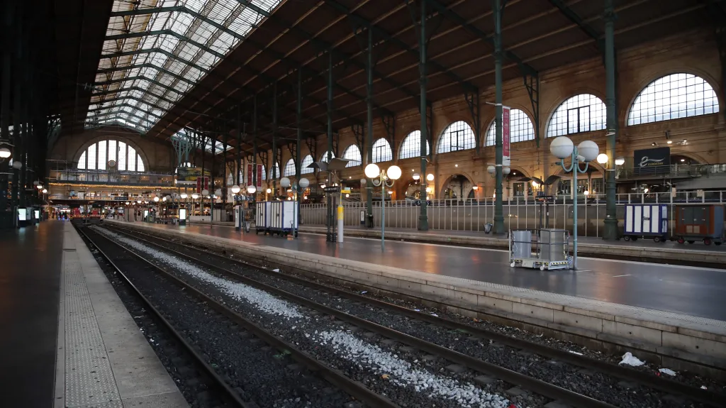 Prázdné nástupiště na pařížském nádraží