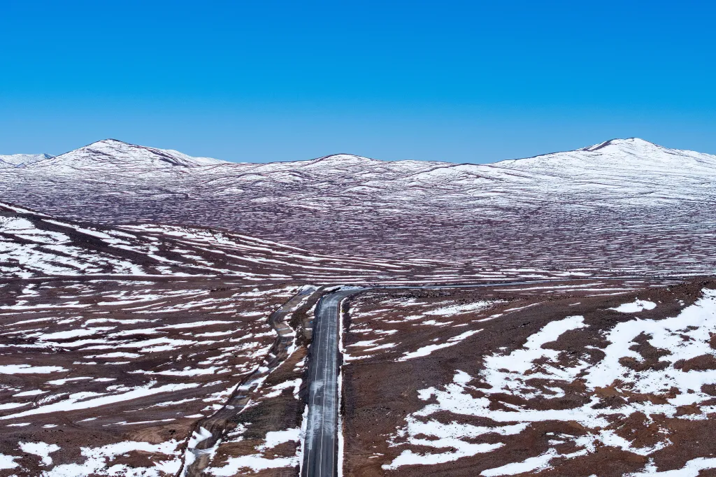 Na poušti Atacama v Chile napadl sníh