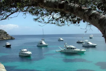 Na Mallorce zemřel český turista. Místo do vody dopadl na skálu