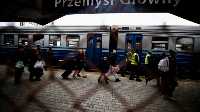 Ukrajinská regionální „električka“ přivezla uprchlíky do polské Přemyšle