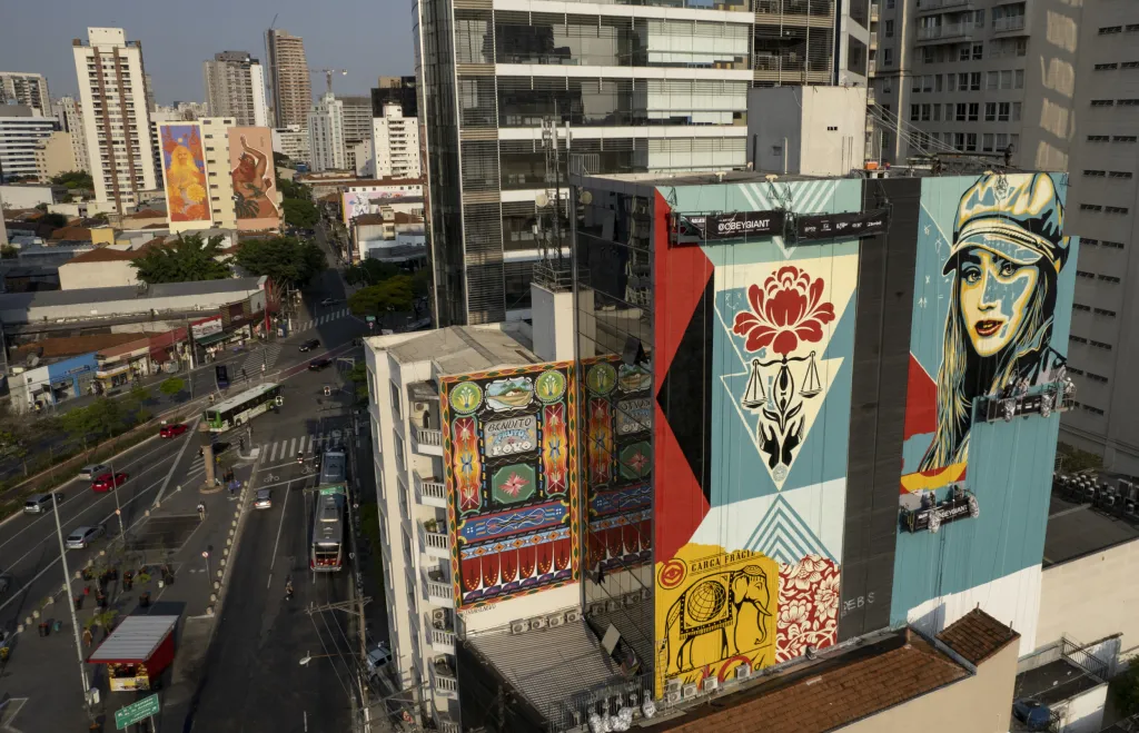 Během urbanistického festivalu Nalata ve čtvrti Pinheiros brazilského města Sao Paulo umělci tvoří na stěnách obytných domů obří malby