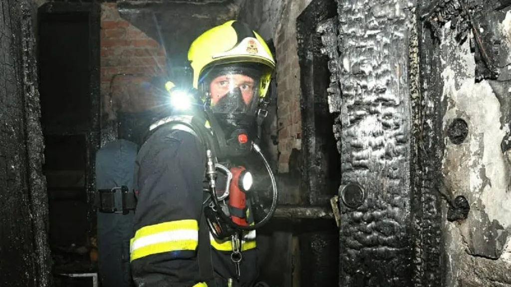 Požár v Praze 2 si vyžádal evakuaci desítek lidí