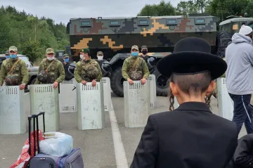 Chasidské veselí narazilo na ukrajinskou hranici. Poutníci nemohou dál kvůli koronaviru