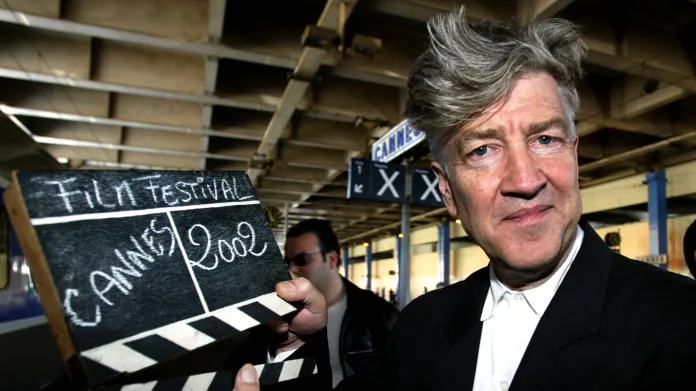 Americký režisér David Lynch, předseda poroty 55. ročníku Mezinárodního filmového festivalu v Cannes, drží po příjezdu do Cannes klapku (2002)