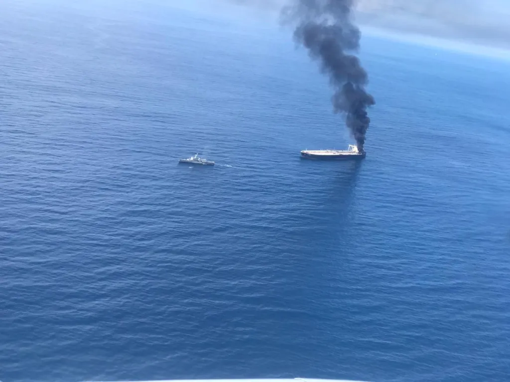 Požár na nákladní lodi MT New Diamond u východního pobřeží Srí Lanky