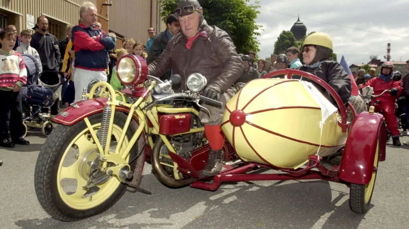 Čtyřmístný motocykl Čechie z roku 1926 na setkání motocyklových veteránů na Tachovsku.