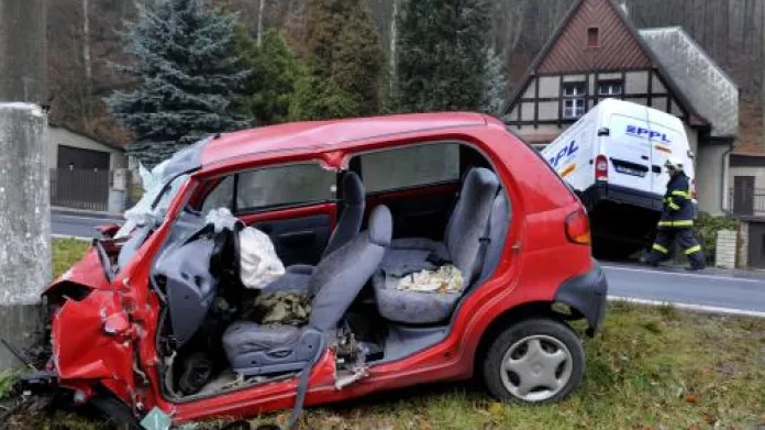 Osobní auto Daewoo Matiz narazilo do divočáka ležícího na vozovce po srážce s jiným autem. Následně se střetlo v protisměru s dodávkou a poté ještě narazilo do sloupu. Svým zraněním na místě podlehl řidič Matizu.