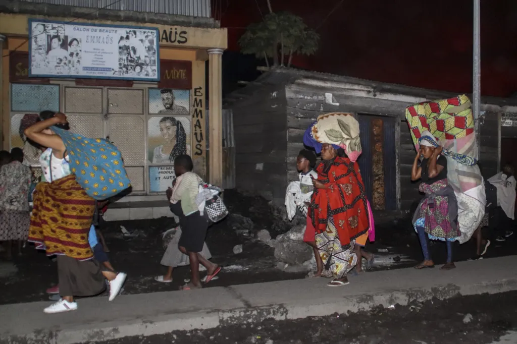 Po výbuchu konžské sopky Nyiragongo prchaly tisíce lidí z města Goma směrem k hranicím se sousední Rwandou