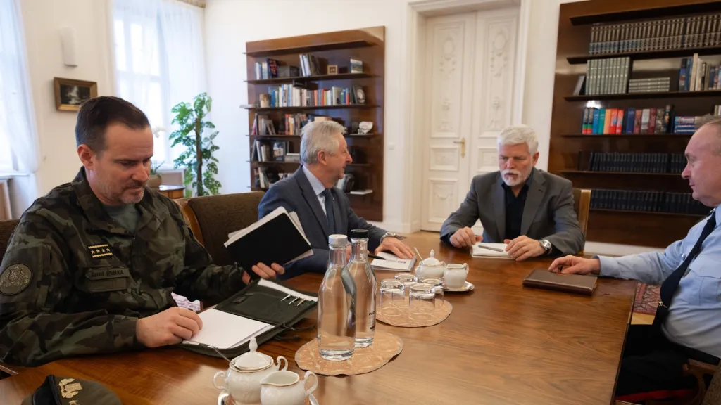 Schůzka prezidenta Petra Pavla s ministrem obrany a náčelníkem generálního štábu (5. února 2026)