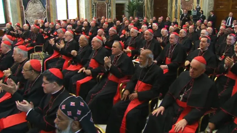 Kardinálové na vatikánském loučení s papežem Benediktem XVI.