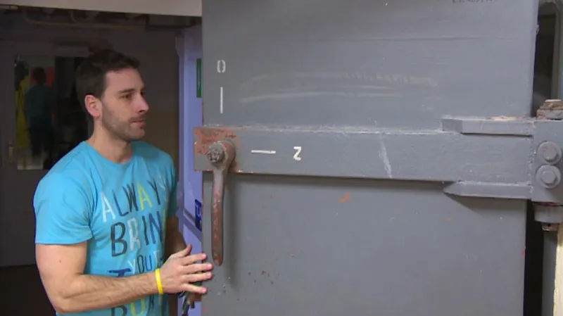 Dveře do jednoho z krytů