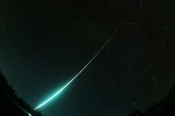 Noční oblohu nad Českem rozsvítil výrazný bolid. Byl jasný jako Měsíc v úplňku