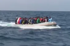 Španělé zachraňují v Alboránském moři běžence. Cvičí v tom i Libyjce