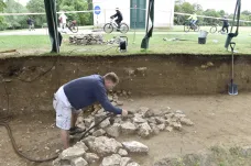 Archeologové objevili na Pohansku zbytky hradby z 9. století. Proč ji zničil požár, nevědí