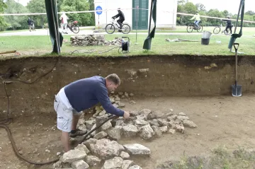 Archeologové objevili na Pohansku zbytky hradby z 9. století. Proč ji zničil požár, nevědí