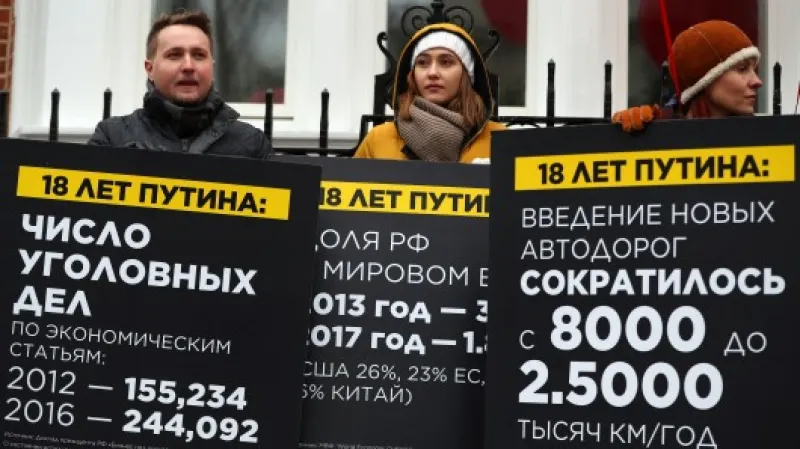 Protest proti Putinovi před ruskou ambasádou v Londýně,  Autor: Hannah Mckay,  Zdroj: Reuters