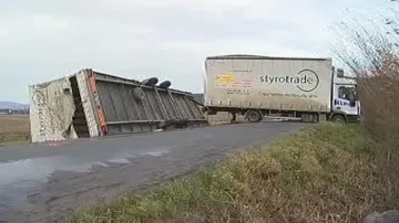 Silný vítr převrátil kamion