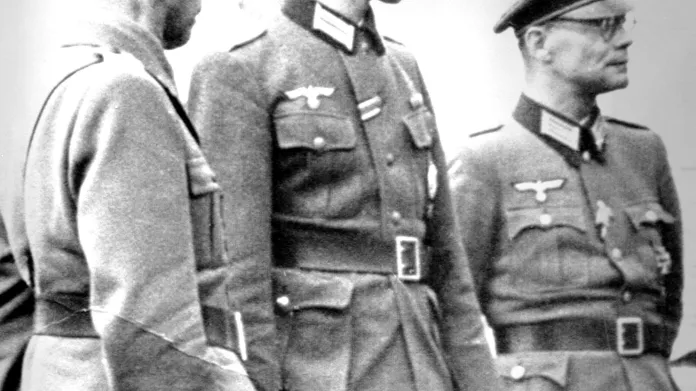 Kurt Waldheim (uprostřed) v uniformě německé armády v Podgorici. Snímek z května 1943 zveřejnil Světový židovský kongres