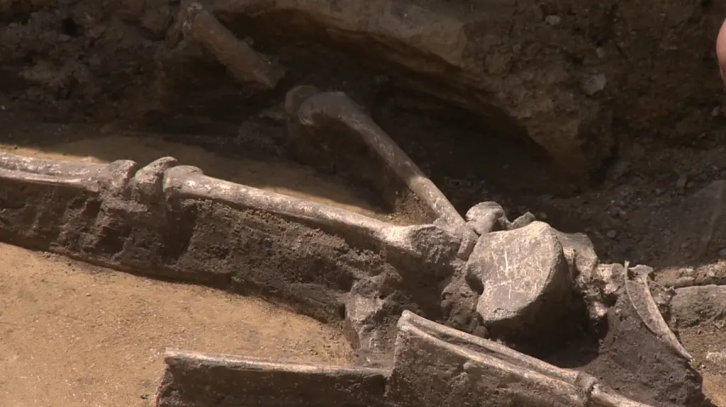 Kostra dítěte pochází podle archeologů z doby bronzové