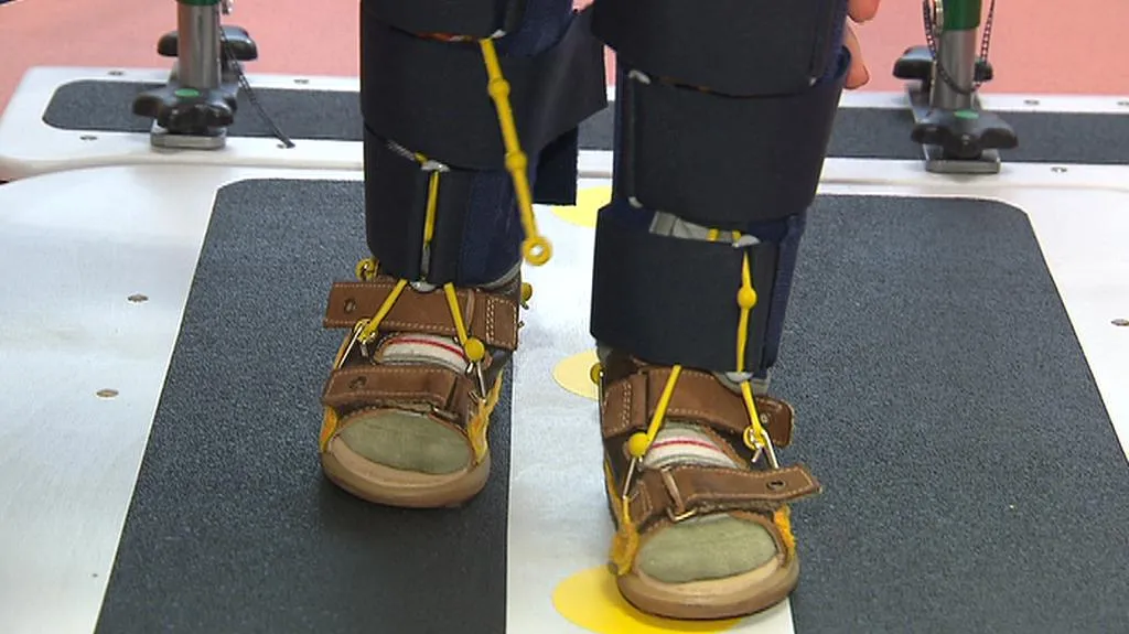 Speciální oblek pro děti s mozkovou obrnou