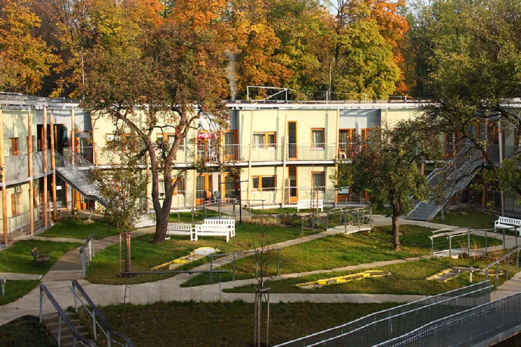 Cenu za přínos v oblasti architektury získal Jan Línek za celoživotní snahu o vytváření důstojného a přívětivého prostředí pro seniory, která započala v autorské dvojici s Vladem Miluničem a pokračovala i v rámci vlastního ateliéru. Línek navrhl například Domov sociální péče Hagibor pro Židovskou obec v Praze