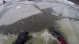 Praskající led z pohledu člověka ve vodě