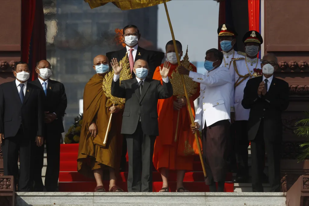 Dne nezávislosti Kambodže se zúčastnil současný král