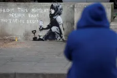 Zoufalství končí. Místo, kde protestovali aktivisté, zřejmě ozdobil tajemný Banksy