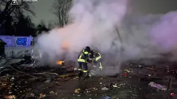 Ukrajinští záchranáři zasahovali po ostřelování Kyjeva