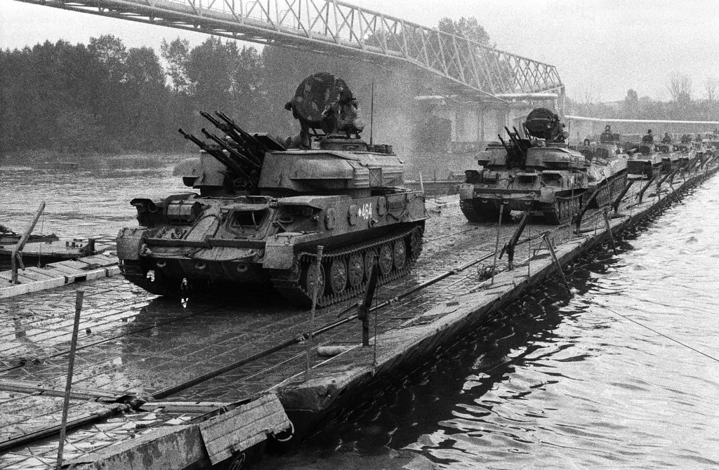 Tanky překonávají řeku pomocí pontonového mostu během cvičení Štít 84. Cvičení proběho v září 1984 na území našeho státu