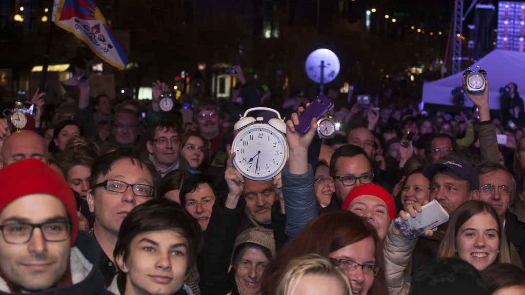 Obrazem: Svíčky, květiny, koncert i masky. Praha slavila 17. listopad