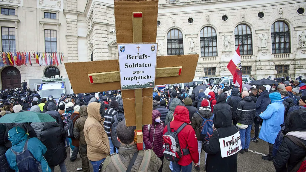 V Hofburgu lidé protestovali proti povinnému očkování