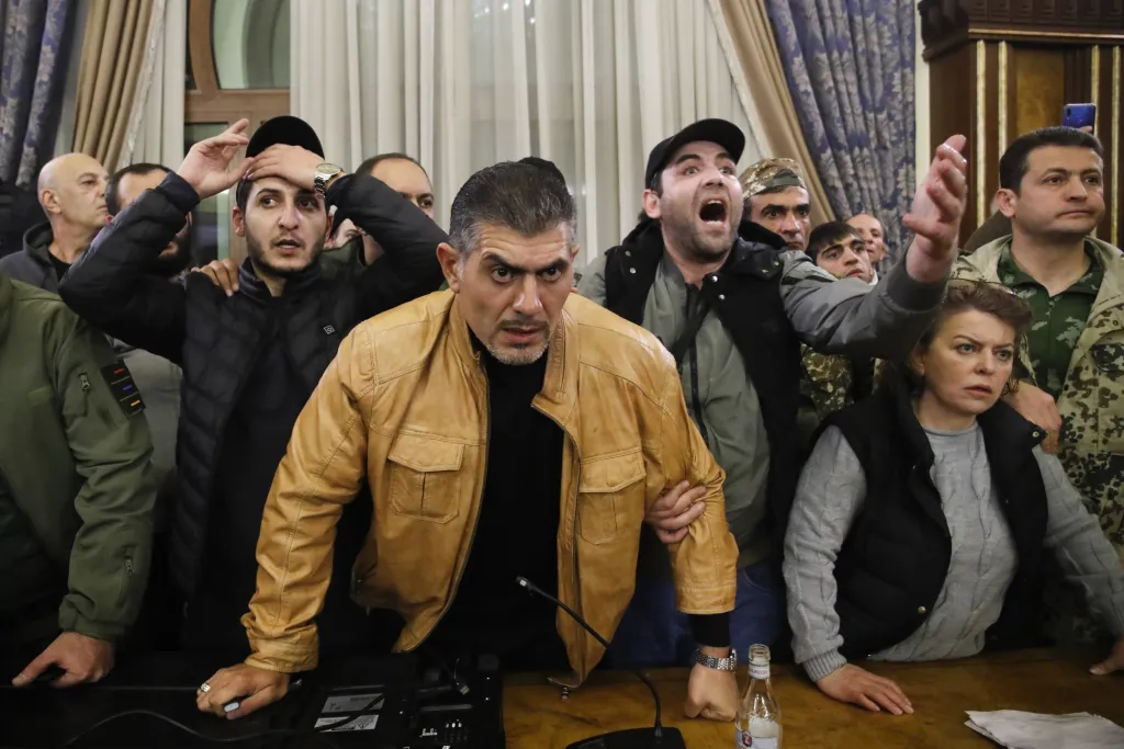 Demonstranti vtrhli do budovy Národního shromáždění Arménie