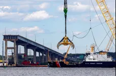 Přístav v Baltimoru je opět zcela přístupný. Dělníci vylovili desítky tisíc tun sutin zříceného mostu