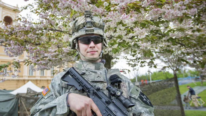 Muž v uniformě na snímku z tábora americké 16. obrněné divize v plzeňském parku
