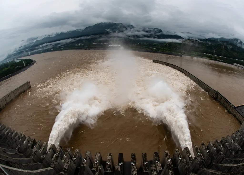 Se záplavami se potýkaly oblasti kolem čínského I-čchangu. Přehrada Tři soutěsky na řece Jang-c'-ťiang vypouští vodu, aby snížila hladinu vody v nádrži po silných deštích a povodních v několika regionech v provincii Chu-pej
