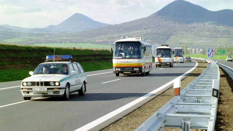 Již v roce 1998 byl hotový úsek Doksany–Lovosice, který ale ještě tři další roky čekal na propojení s Prahou prostřednistvím úseku Nová Ves – Doksany